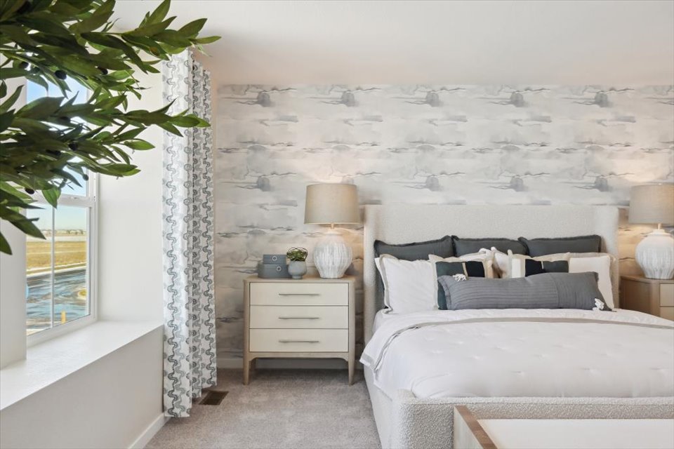 A room with a bed and lamps.