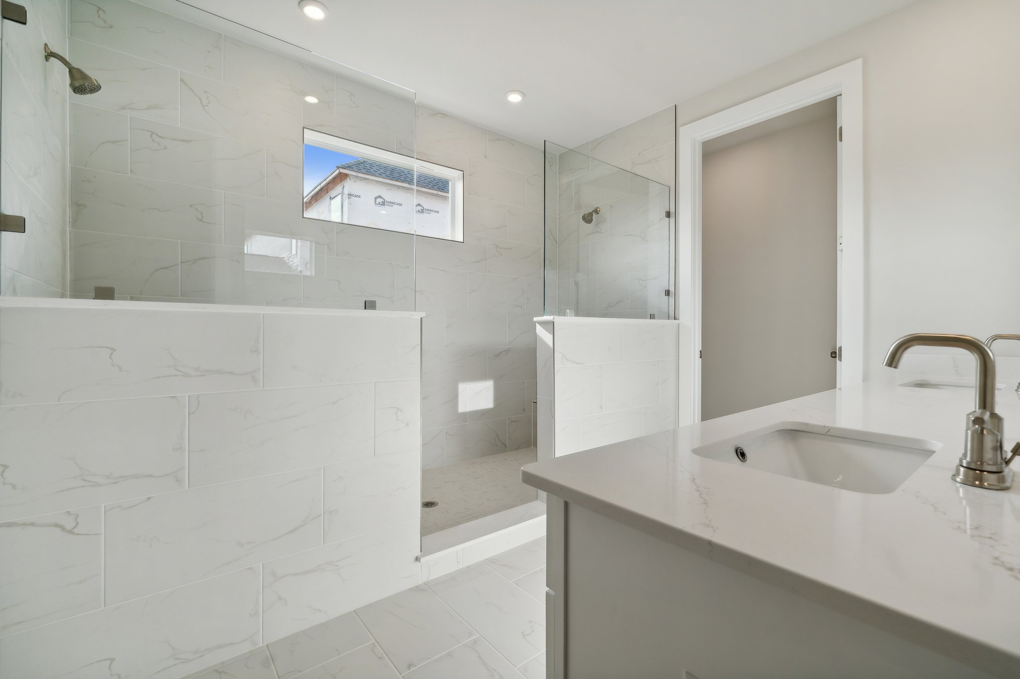 A bathroom with a sink and a mirror.