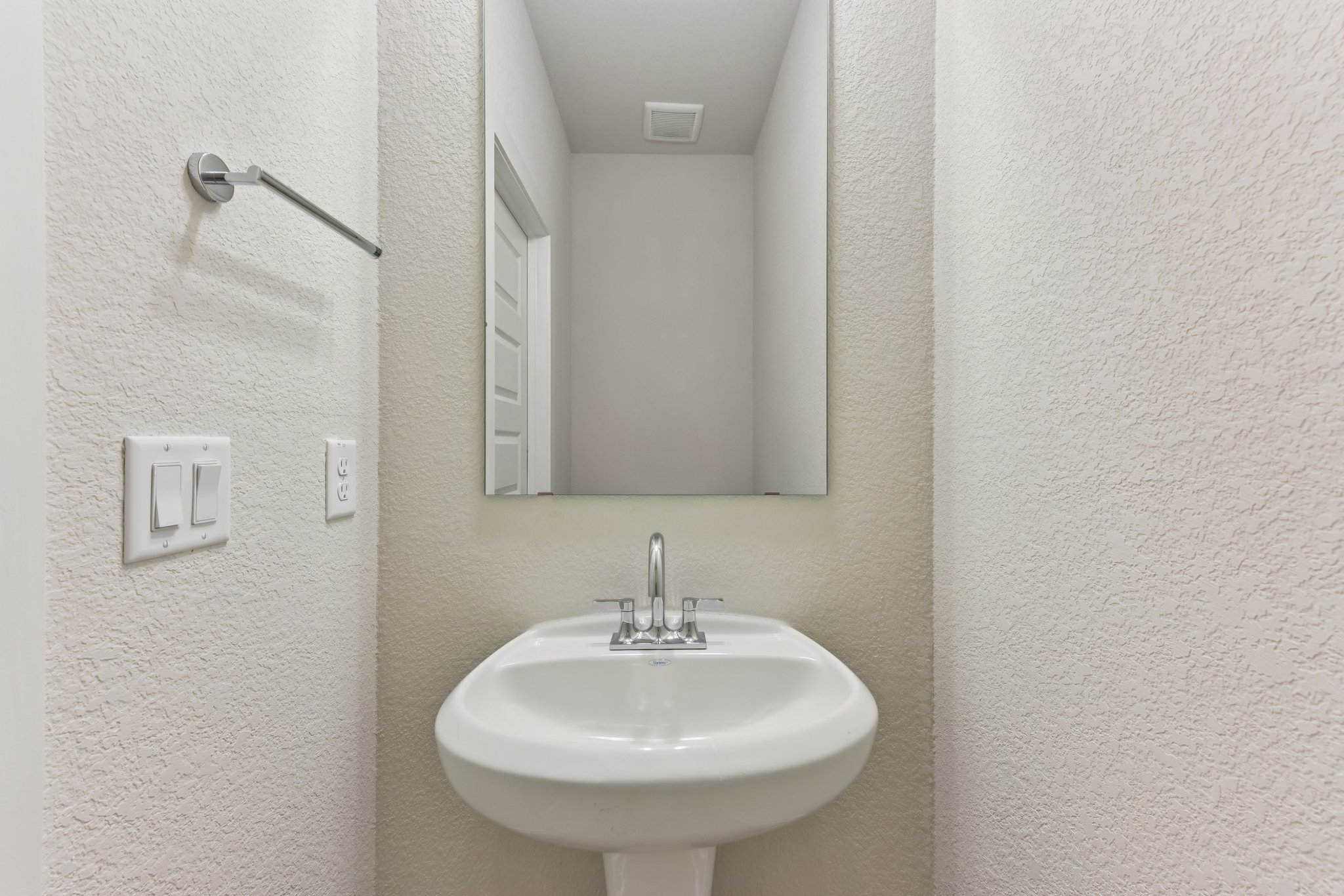 A bathroom with a sink and mirror.