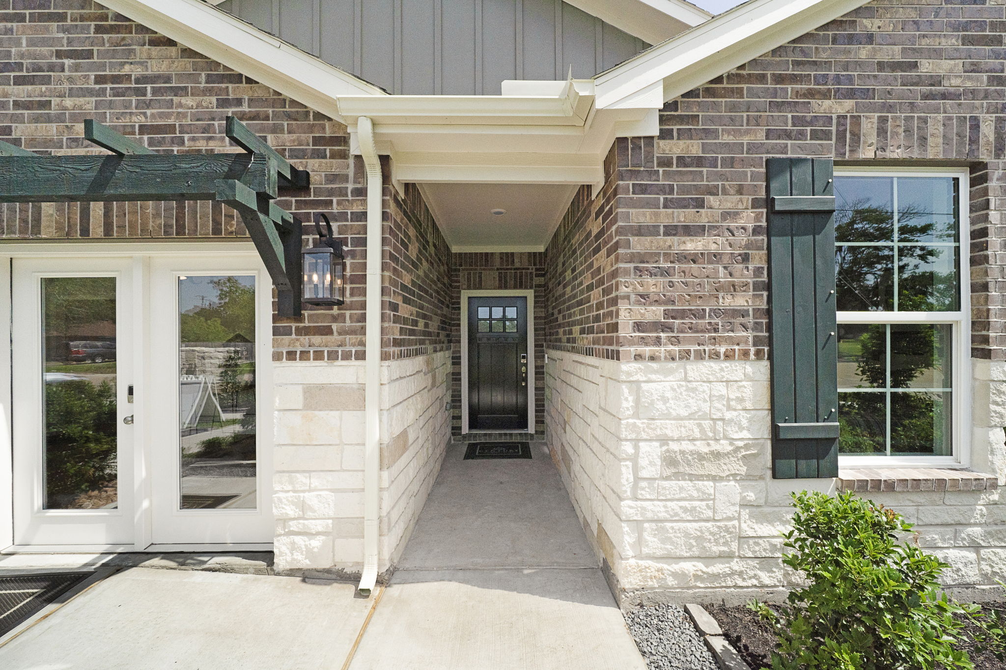 A brick building with windows.